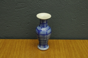 granatowo bialy porcelanowy wazon 8i
